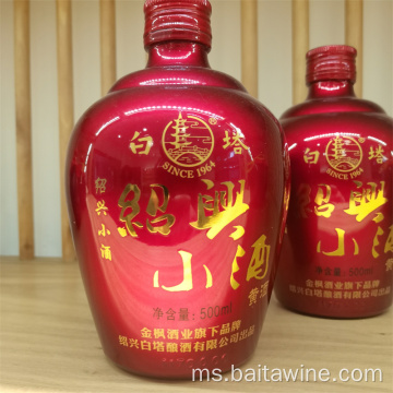 Minuman keras shaoxing dibungkus dalam warna merah dan emas